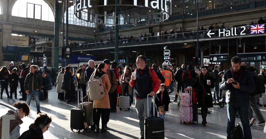 Bom Perang Dunia II yang tidak meledak ditemukan di Gare du Nord di Paris menghentikan kereta