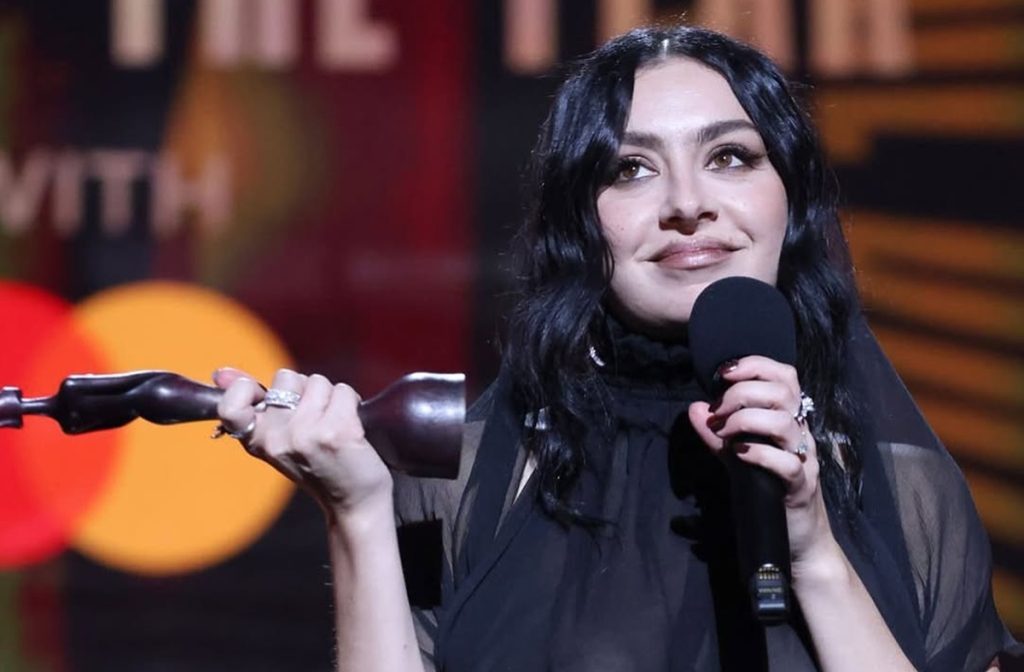 Charli XCX Raih Lima Penghargaan Brit Awards 2025