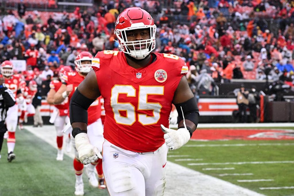 Chiefs Place Tag Waralaba Non-Eksklusif di Pro Bowl G Trey Smith, memungkinkannya untuk bernegosiasi dengan tim lain