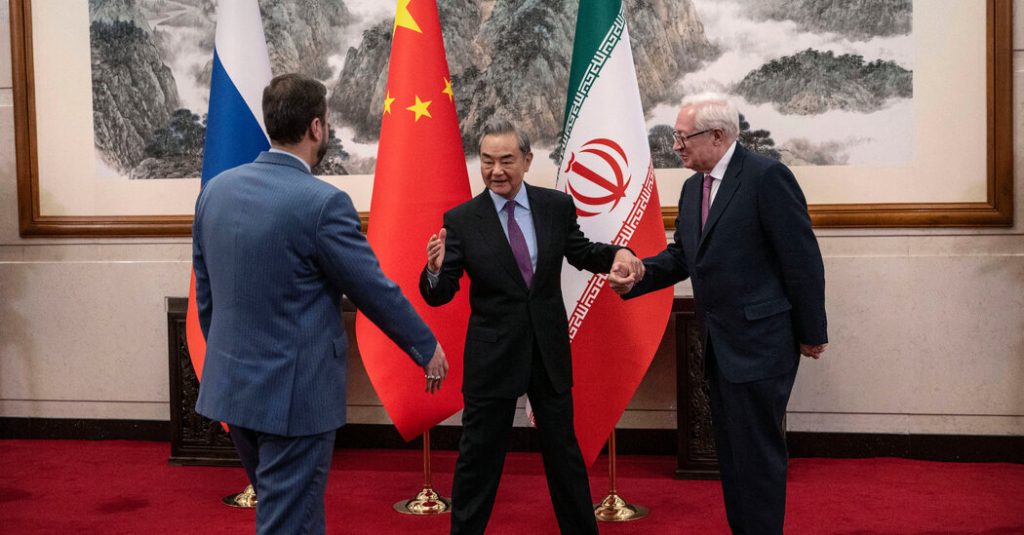 China mendukung Iran dalam pembicaraan nuklir, membanting ‘ancaman kekuatan’ dari barat