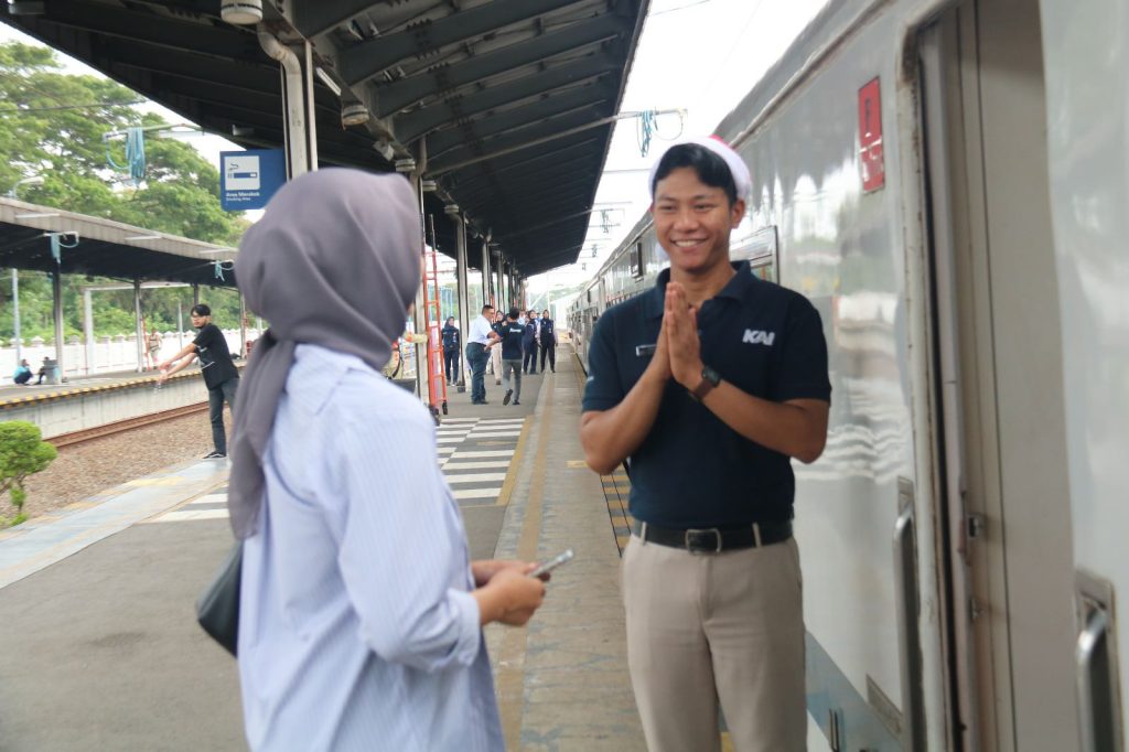 DAOP 3 CIREBON SIAPKAN TAKJIL UNTUK BERBUKA DI Stasiun