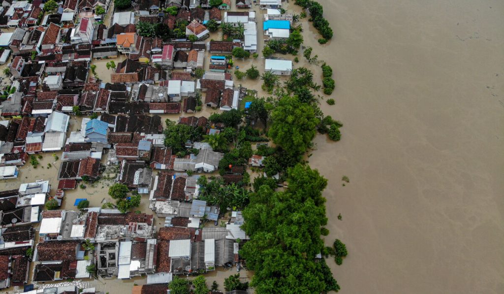 DUA WARGA BOJONEGORO MERINGGAL DUNIA TERSERET BANJIR LUAPAN SUNGAI BENGAWAN SOLO