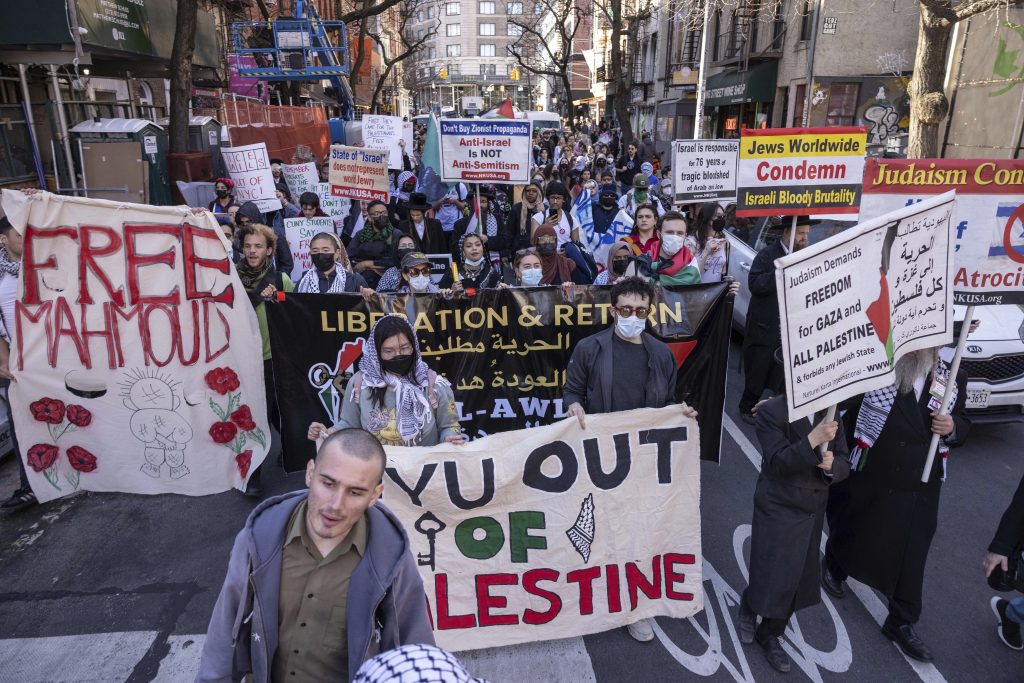 Demokrat terpecah karena penangkapan siswa Palestina atas perannya dalam protes Columbia