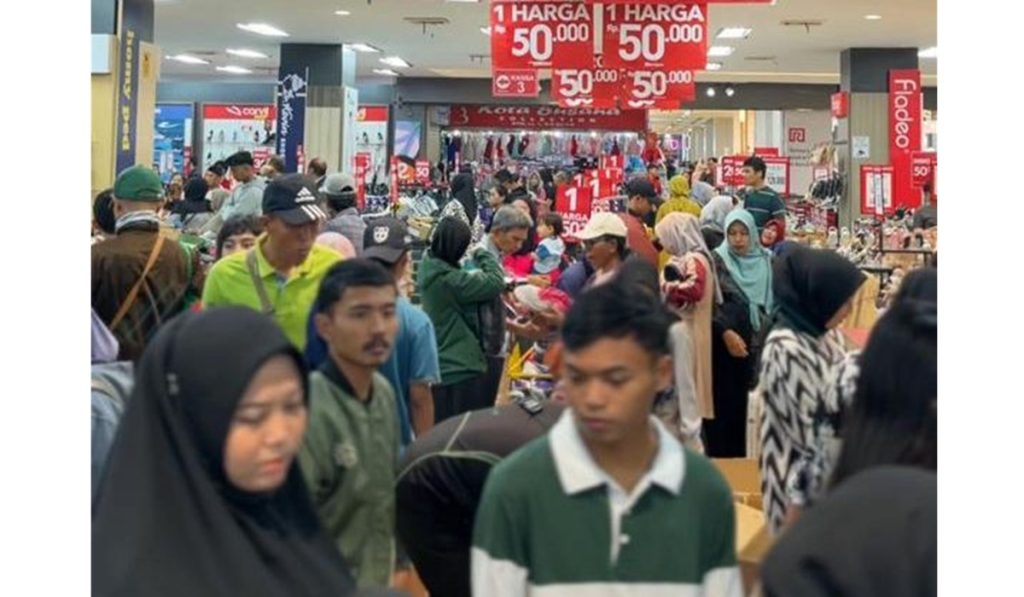 Di Tengah Gelombang PHK, department store INI REKRUT 10.000 Karyawan