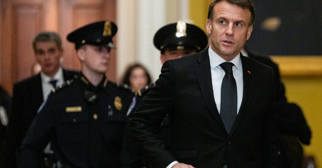 Di terpaut Eropa, Macron memanfaatkan momen ini