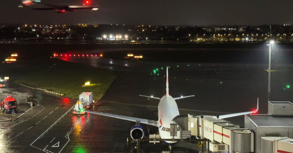 Gangguan perjalanan berlama -lama saat penerbangan dilanjutkan di London’s Heathrow