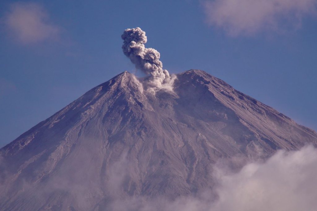 Gunung Semeru Erupsi, Letusan Abu Vulkanik Mencapai 1 kilometer