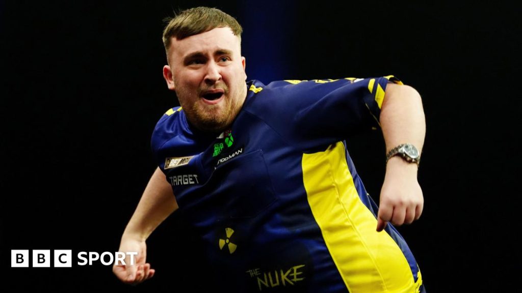 Hasil Dart Liga Premier: Luke Littler hits sembilan-darter dan mengalahkan Michael Van Gerwen untuk memenangkan malam tujuh