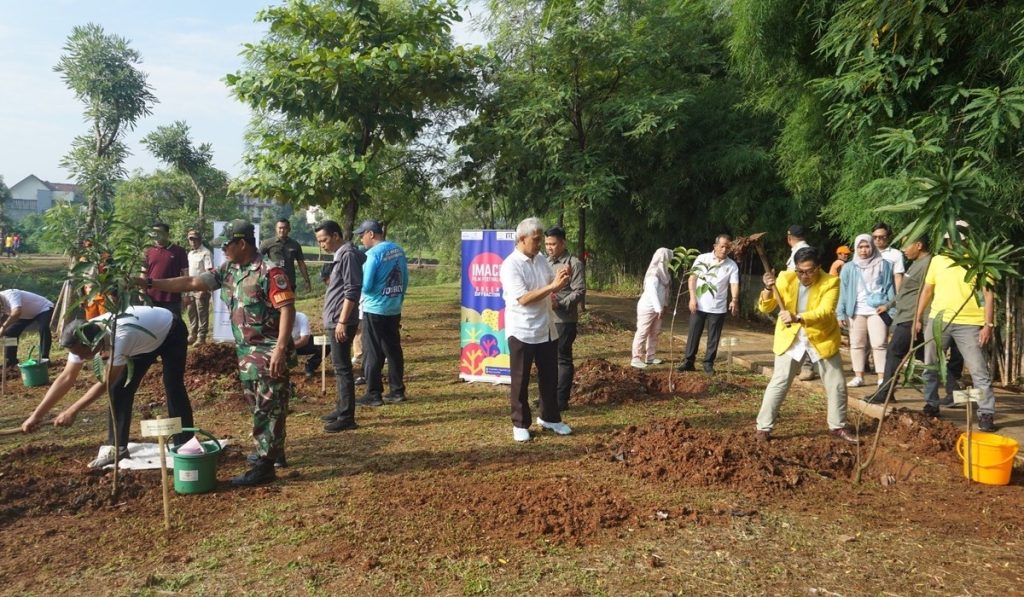 Iluni UI Gelar Aksi Penanaman 350 Pohon di Enam Kelurahan Jaksel