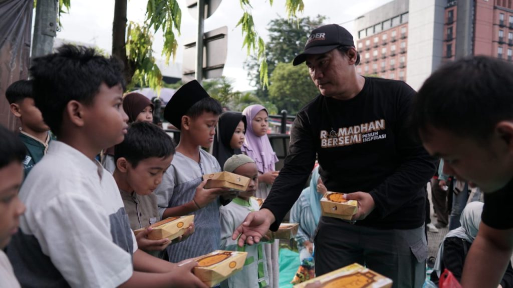 Inh Dan Komunitas Ojol Rawamangan Gelar Aksi Bersih-Bersih Masjid Dan Berbagi Paket Menu Berbuka Puasa