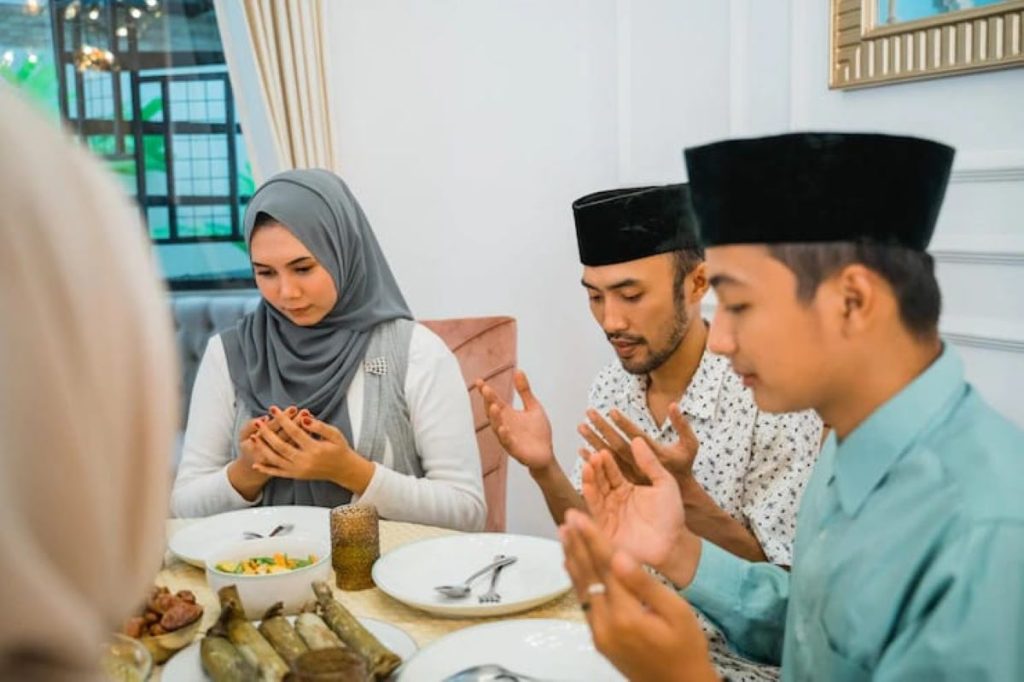 JADWAL BUKA PUASA BANDUNG RAYA HARI INI, SABTU 22 MARET 2025