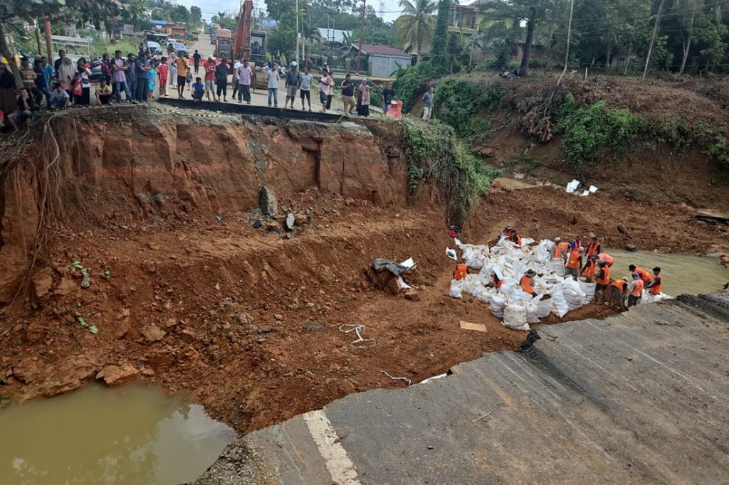 Jalan Nasional Lintas Sumatra Km 58 Perbatasan Jambi-Sumbar Masih Terputus