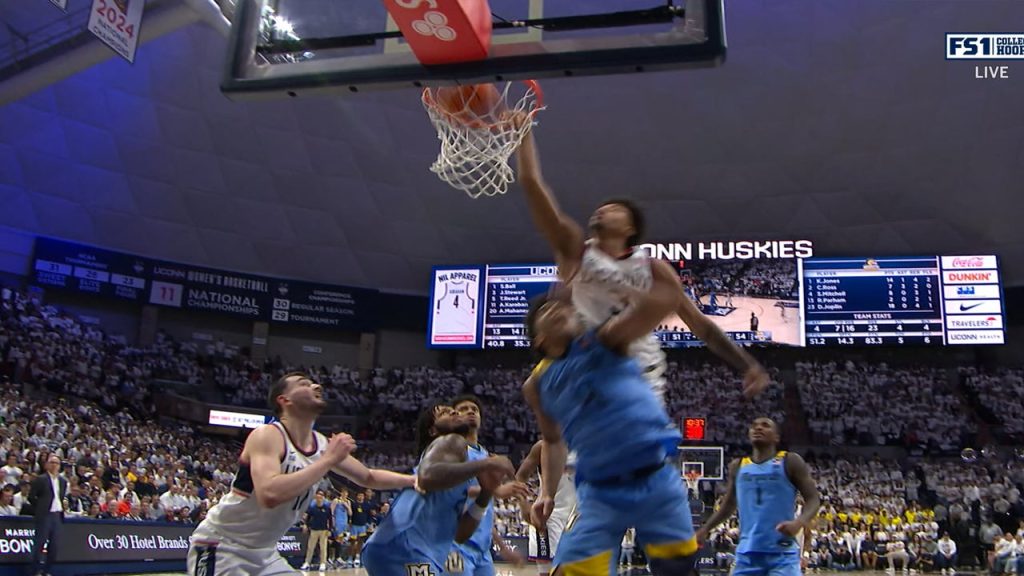 Jaylin Stewart dari UConn membuat dunk berputar-putar untuk memangkas defisit terhadap marquette