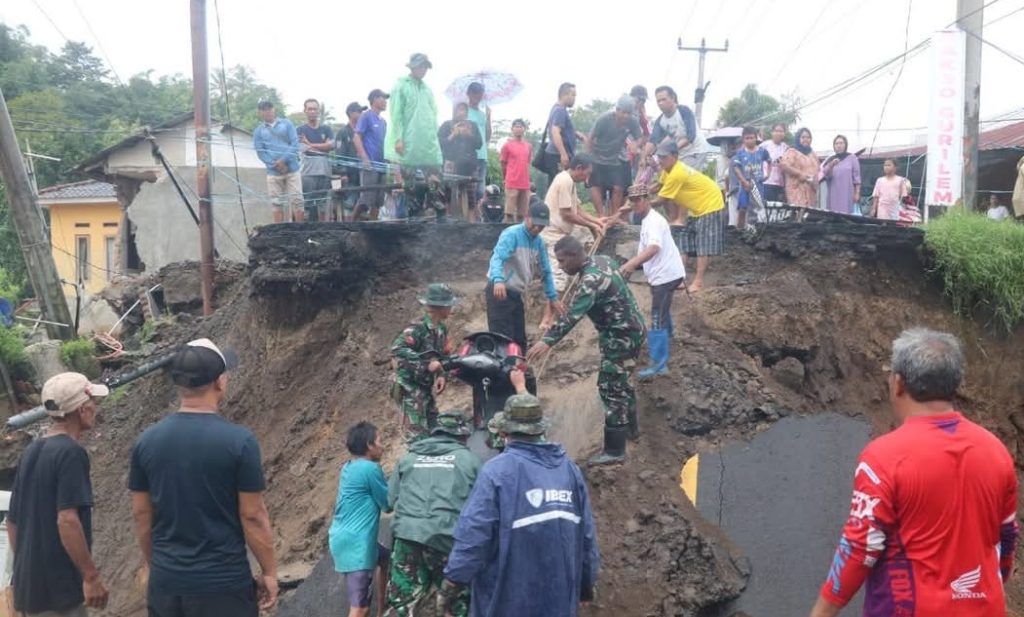 Kabupaten Sukabumi Dikepung Banjir Dan Tanah Longsor