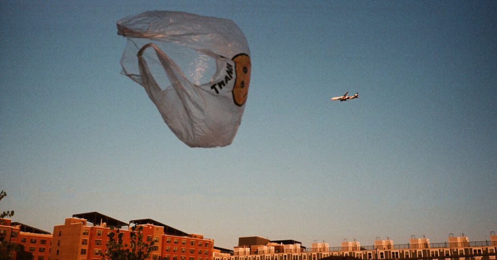 Kantong plastik dilarang di NYC 5 tahun yang lalu. Mereka masih mengambang.