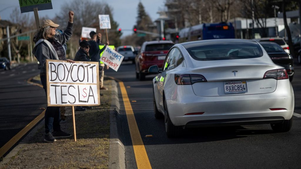 Kekhawatiran tentang penjualan Tesla tumbuh ketika dua analis lagi mengulangi peringkat jual