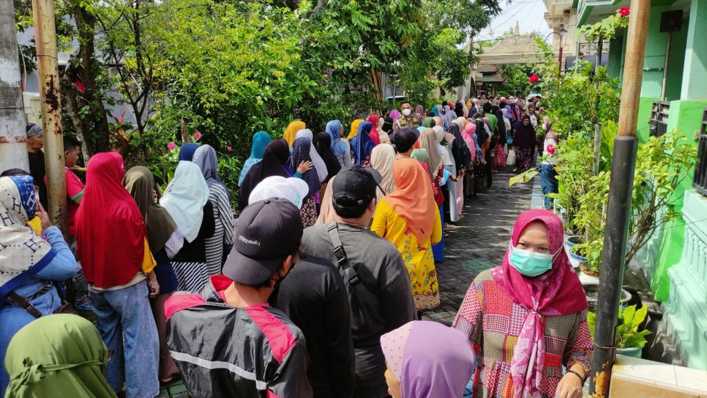 Keluarga Wakil Bupati Sidoarjo Bagi-bagi Ribuan Paket Sembako