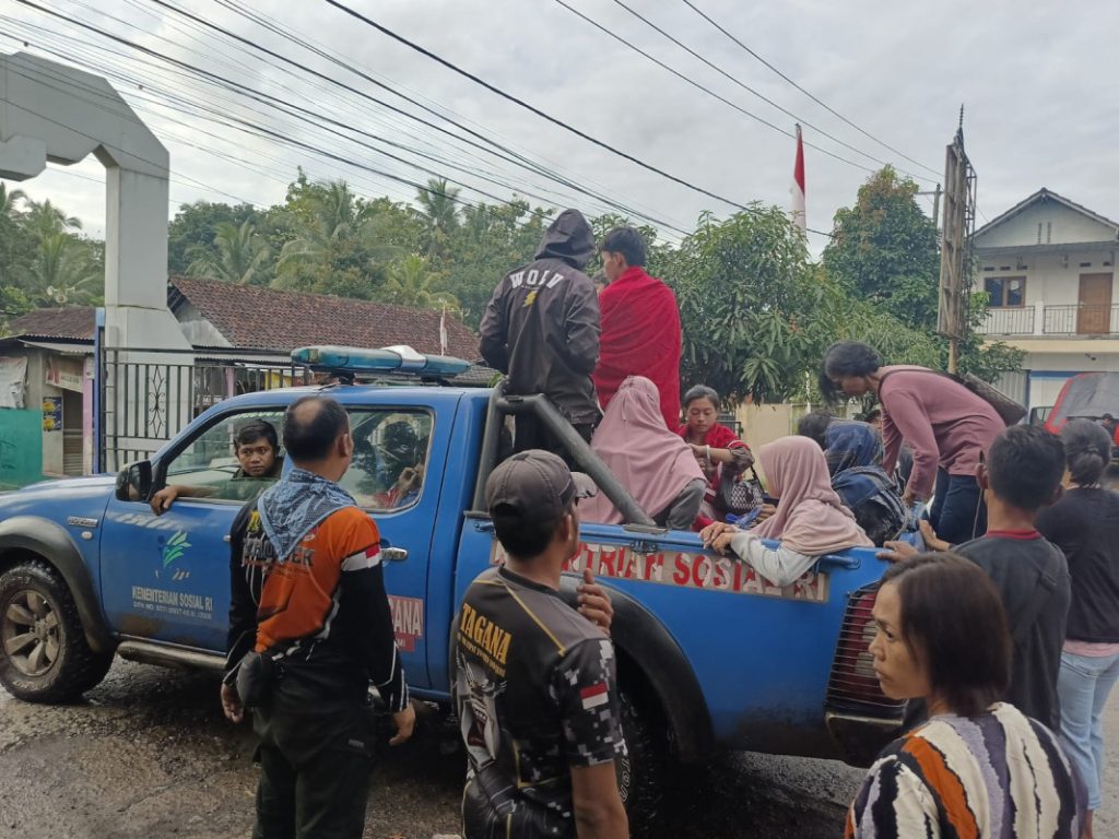 Kemensos Kirim Bantuan untuk Korban Longsor dan Banjir Bandang di Sukabumi