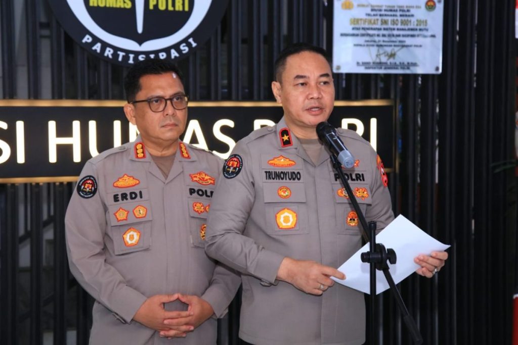 Kepala mempromosikan 3 petugas anumerta setelah penggerebekan ayam yang fatal