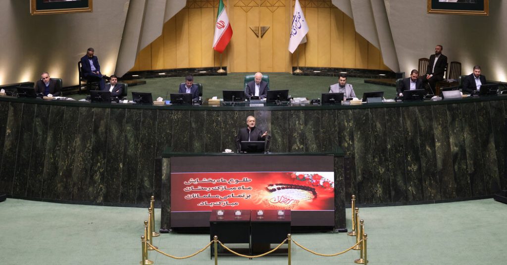 Konservatif pincang presiden moderat Iran, memicu krisis politik