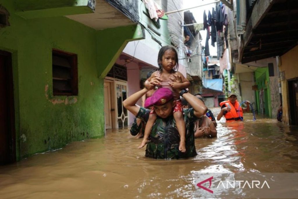 Marinir melangkah untuk menyelamatkan korban banjir di Jakarta, Bekasi