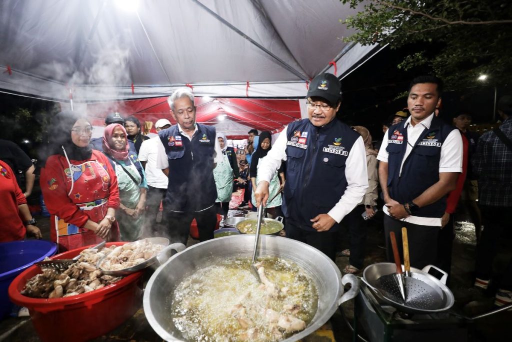 Mensos Gus Ipul Bantu Siapkan Sahur Taktus Korban Banjir Bekasi