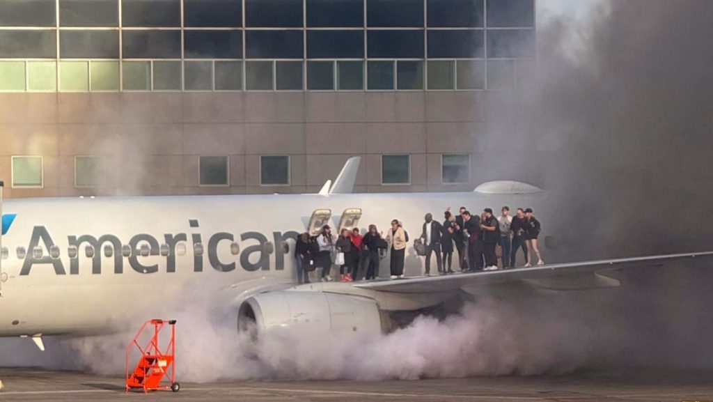 Mesin Jet American Airlines terbakar setelah mendarat di Denver, penumpang dievakuasi