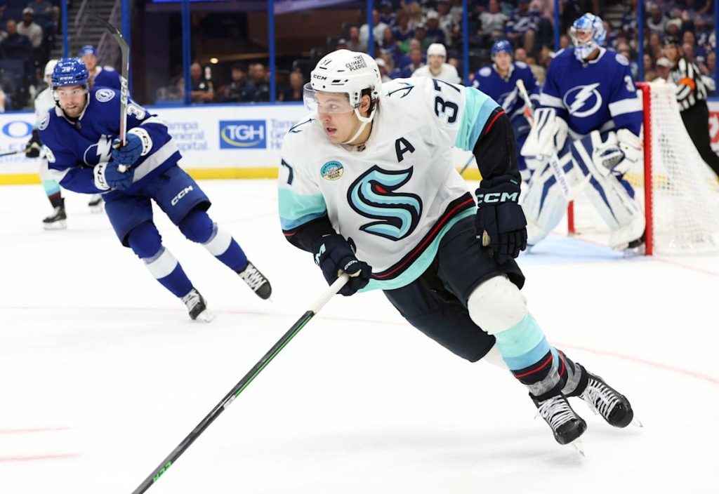 NHL Trade Reaction: Lightning sekali lagi mengorbankan masa depan untuk sekarang dengan gourde dan bjorkstrand