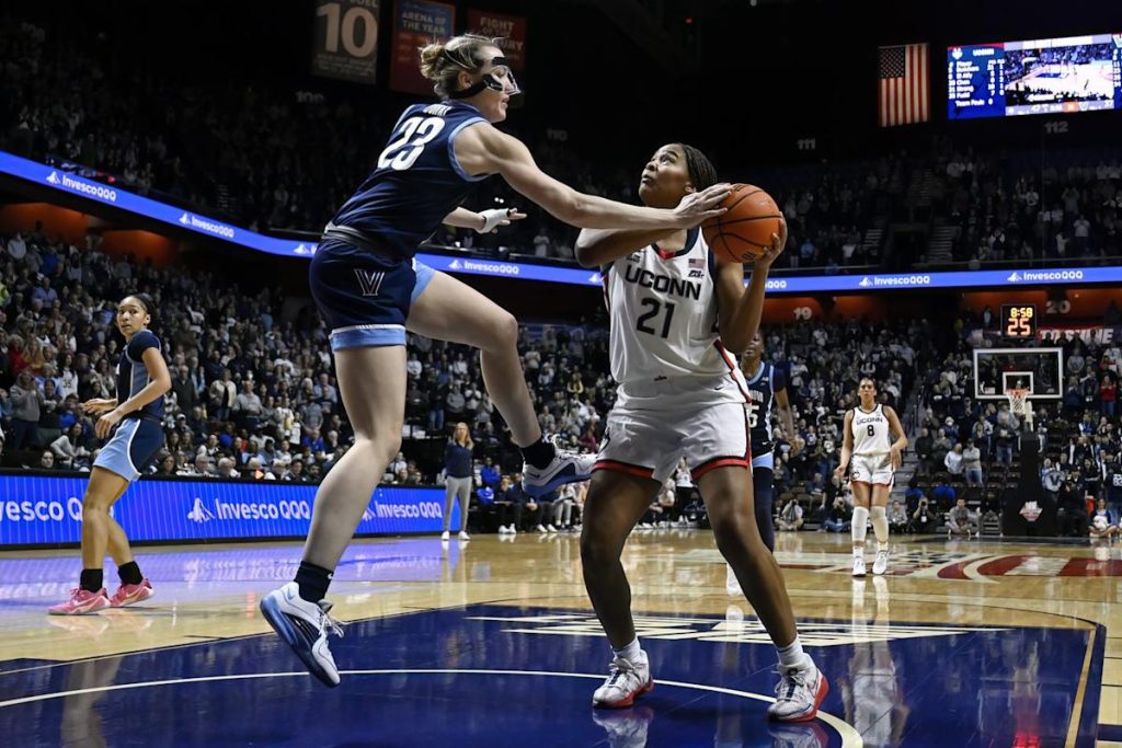 No. 3 UConn muncul pertahanan di babak kedua untuk mengalah Villanova