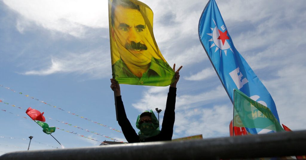 Ocalan mengatakan pejuang PKK harus melucuti senjata