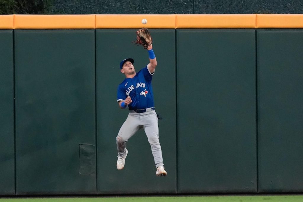 Outfielder Blue Jays Varsho akan membuka musim di IL sambil melanjutkan pemulihan dari operasi bahu