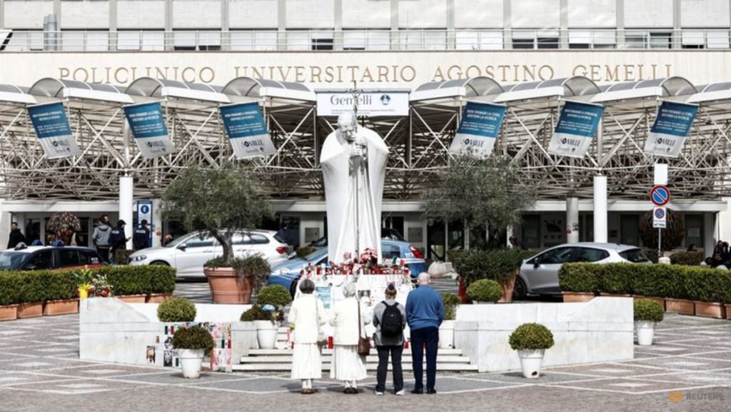 Paus Francis, mulai minggu keempat di rumah sakit, menunjukkan peningkatan: Vatikan