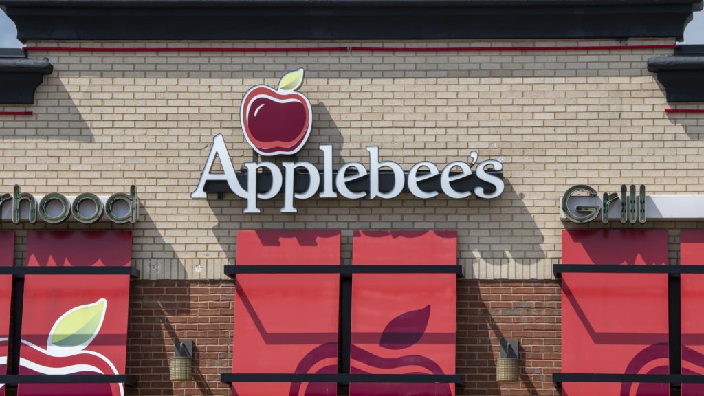 Pemilik Applebee makan merek untuk bersandar pada nilai untuk membalikkan penurunan penjualan