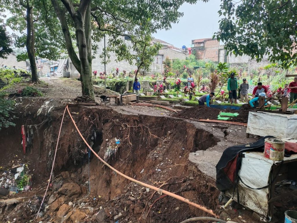 Pemkot Bandung Tangani Longsor Di Tpu Nagrog