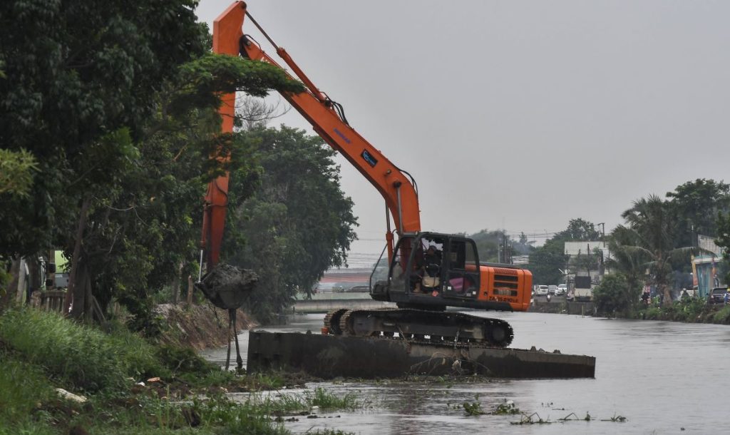 Pemprov Dki Keruk Satu Juta Meter Kubik Lumpur Sungai Di 49 Titik