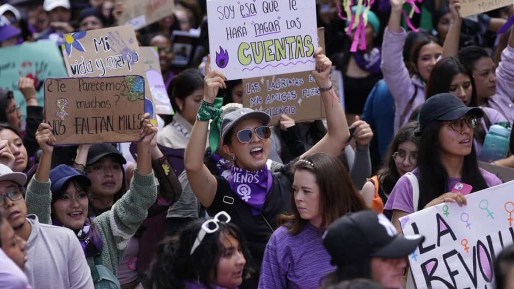 Pengunjuk rasa berkumpul pada Hari Perempuan Internasional, takut akan jauh