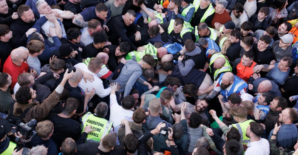 Permainan bola Atherstone melanjutkan tradisi berusia 826 tahun di Inggris