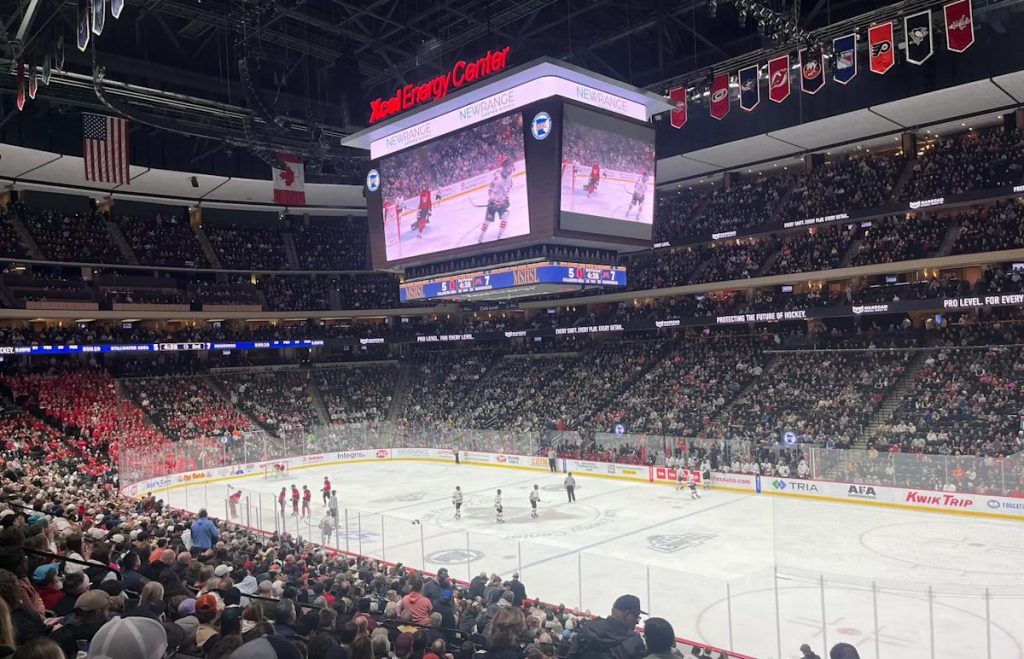 Permainan hoki sekolah menengah Minnesota menarik lebih banyak penggemar daripada setiap game NHL