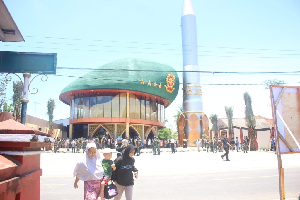 Pertama di Indonesia, Masjid Berkubah Baret Dan Tongkat Komando Di Cijulang