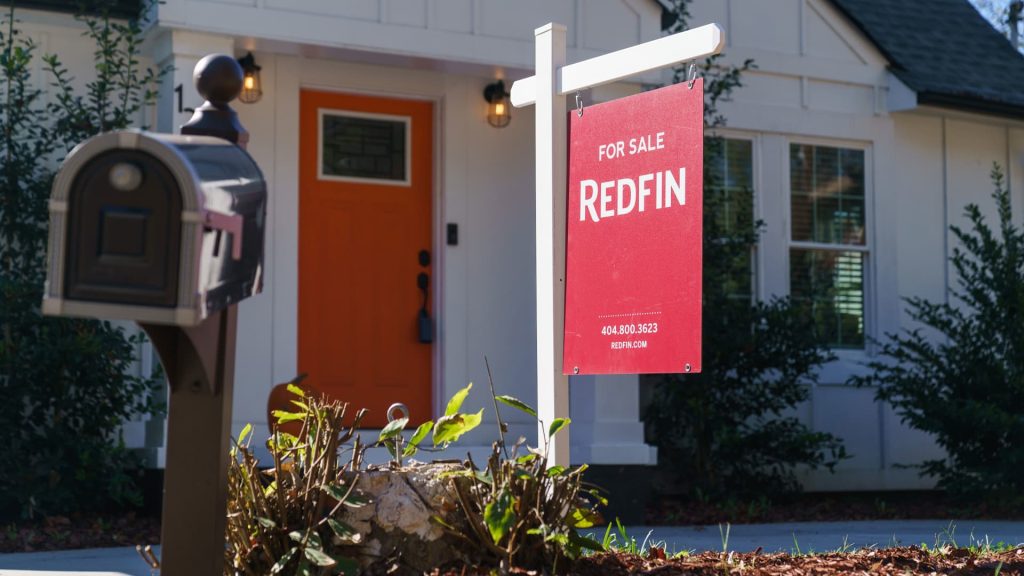 Perusahaan roket untuk membeli perusahaan real estat redfin