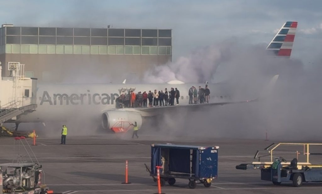 Pesawat American Airlines Terbakar Di Bandara Denver, 175 Penumpang Dievakuasi