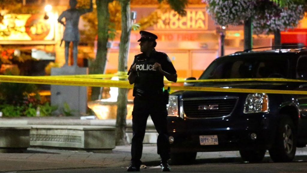 Polisi mencari tiga penyerang setelah 12 terluka di Toronto menembak | Berita kekerasan senjata