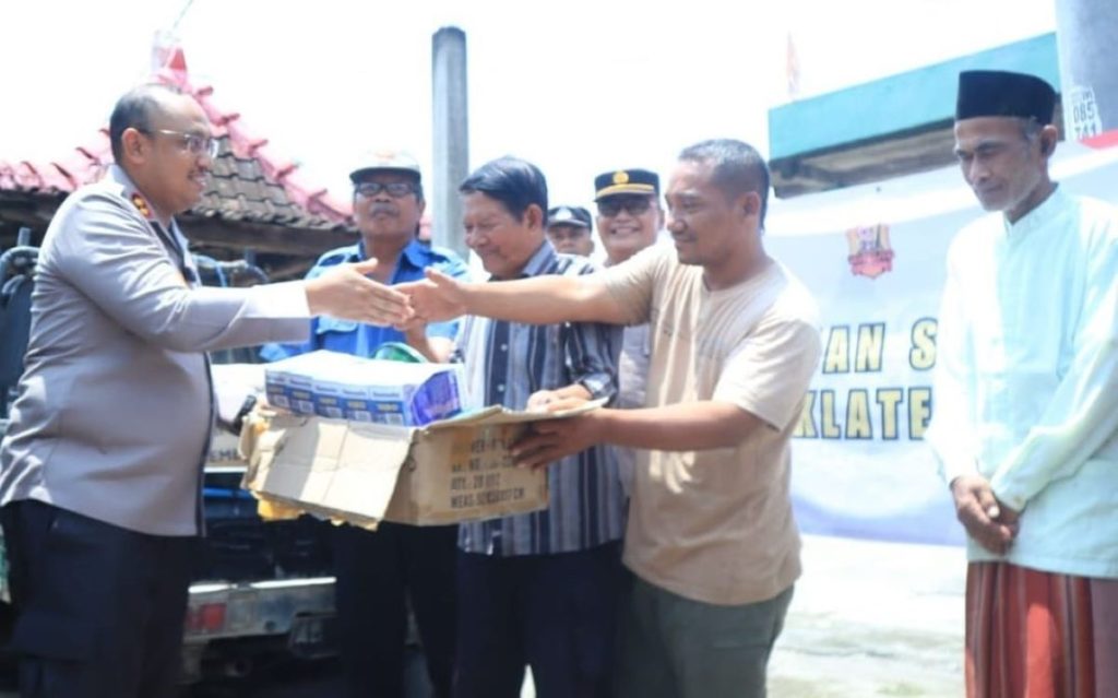 Polres Klaten Bantu Korban Memasing Beliung Di Desa Jambu Kulon