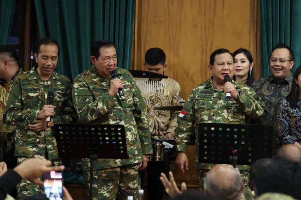 Prabowo, Jokowi, SBY in historic sing-along at Military Academy