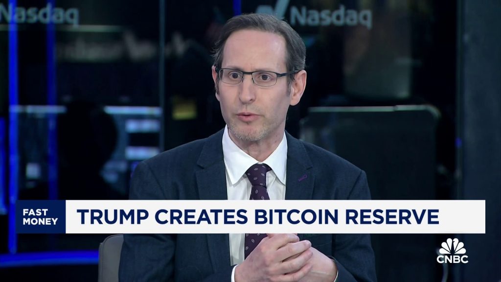 Pres. Crypto EO Trump memisahkan bitcoin dari aset digital lainnya, kata Matthew Sigel dari Vaneck