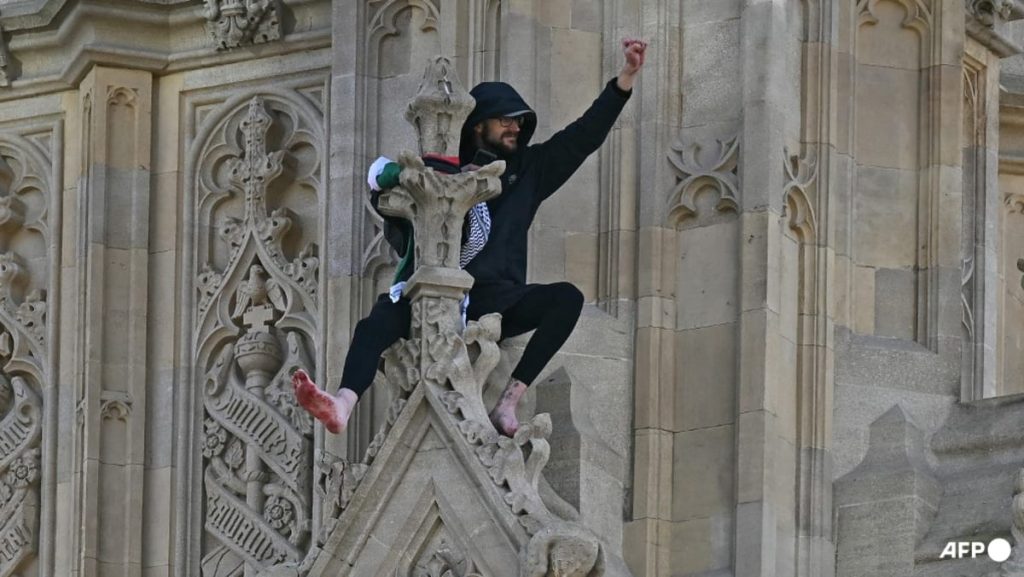 Pria dengan bendera Palestina ditangkap setelah menskalakan Big Ben London