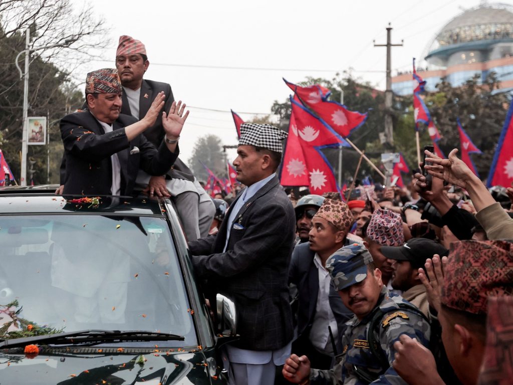 Pro-monarkis menyambut Raja Gyanendra yang digulingkan Nepal ke Kathmandu | Berita Pemilihan