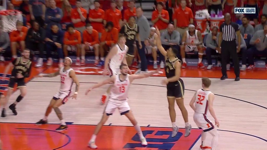 Purdue’s Trey Kaufman-Renn menenggelamkan floater untuk mencetak titik kariernya yang ke-1.000