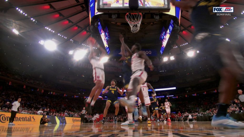 RJ Luis St. John Finishes Alley-Ooop dan-1 untuk memangkas defisit terhadap Marquette