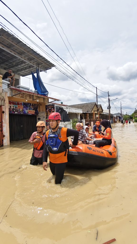 RUMAH ZAKAT KIM RELAWAN, EVAKUASI WARGA Terdampak Banjir Jabodetabek